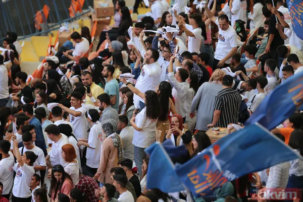 Adana adeta bayram yeri! On binlerce genç bir araya geldi: Başkan Erdoğan posterleri, 2023 afişleri... - 20