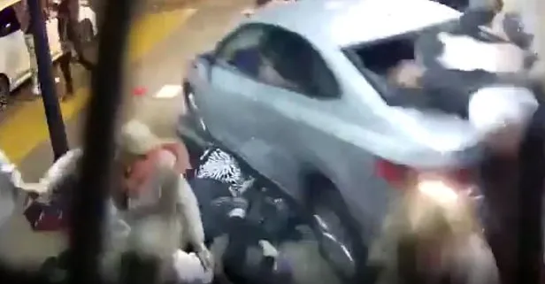 Arjantin’de feci kaza! Tiyatro sırası bekleyenlerin arasına araba daldı
