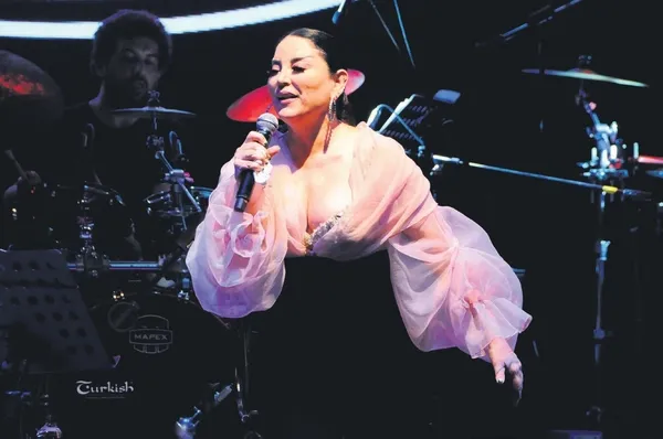 dogum-gunu-surprizi-unlu-abdli-sarkici-dante-thomas-arkadasi-icin-sahne-aldi-1688846007691.jpeg Doğum günü sürprizi! Ünlü ABD’li şarkıcı Dante Thomas arkadaşı Muhammed Gömük için sahne aldı-11