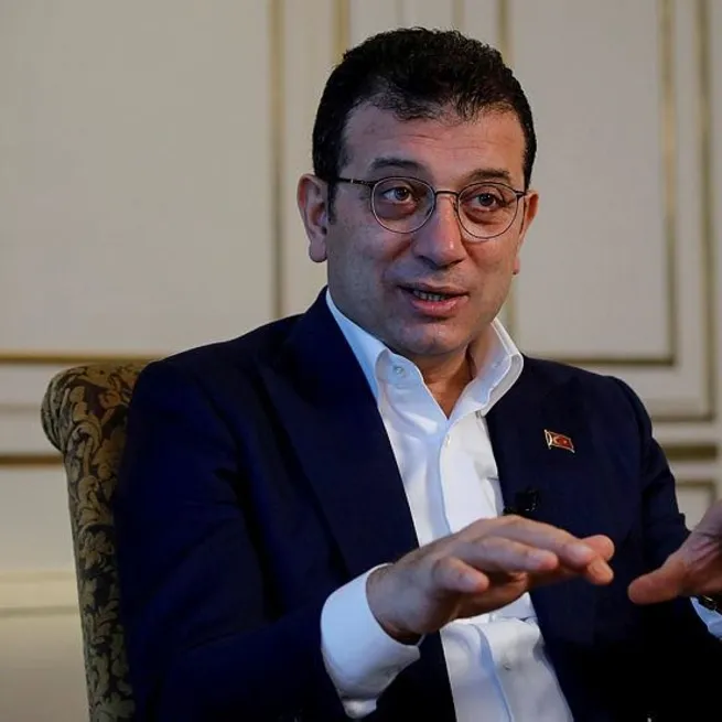 Yatıyor kalkıyor çöküyor