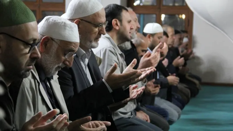 prof-dr-nihat-hatipoglu-kaleme-aldi-allahtan-umidinizi-kesmeyin-1712096179187.jpeg Prof. Dr. Nihat Hatipoğlu kaleme aldı: Allah'tan ümidinizi kesmeyin-5