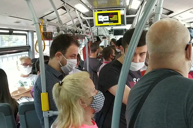 Metrobüs yine bildiğiniz gibi! Vatandaşın sağlığı İmamoğlu'nun umrunda değil!