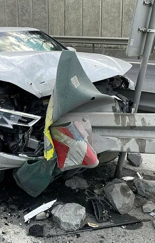 TEM Otoyolu’nda feci kaza! Tırın sıkıştırdığı otomobil bariyerlere ok gibi saplandı