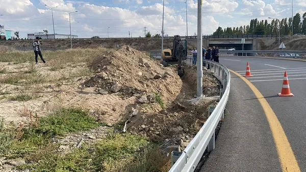 ankarada-belediye-ekipleri-yol-calismasina-soke-oldu-insan-kafatasi-ve-kemikleri-cikti-1634046723029.jpg Ankara'da belediye ekipleri yol çalışmasına şoke oldu! İnsan kafatası ve kemikleri çıktı-2