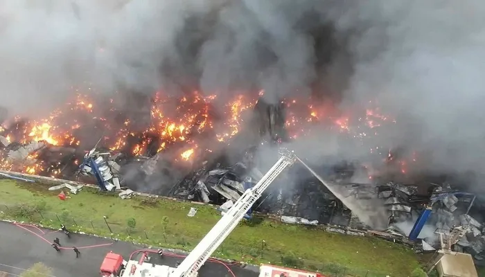 kocaelide-palet-fabrikasinda-yangin-baska-fabrikalara-da-sicradi-1702112742863.jpeg Kocaeli'de lojistik fabrikasının deposunda çıkan yangın söndürüldü!-6