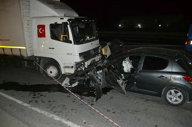 Tekirdağ'da alkollü sürücü ters yöne girdi! Kamyonla kafa kafaya çarpıştı