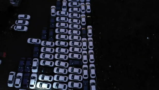 Arnavutköy'de firmanın otoparkında bekleyen sıfır araçlar dikkat çekti-3