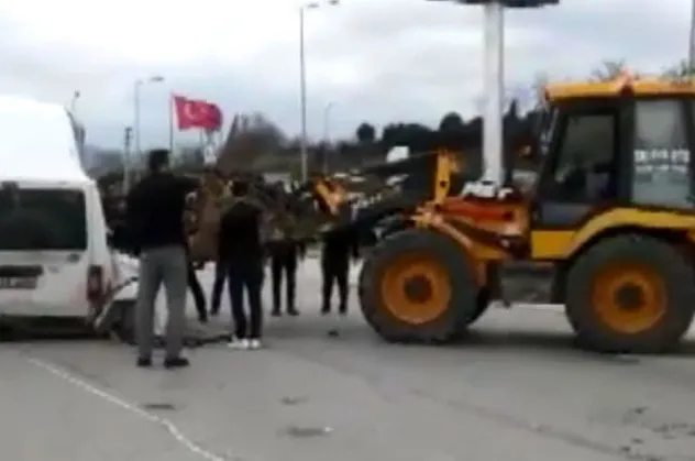 Freni boşalan iş makinesi dehşet saçtı!