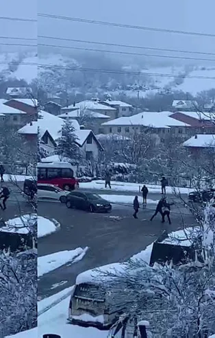 Tekme tokat birbirlerine girdiler! Çevredekiler film izler gibi seyretti