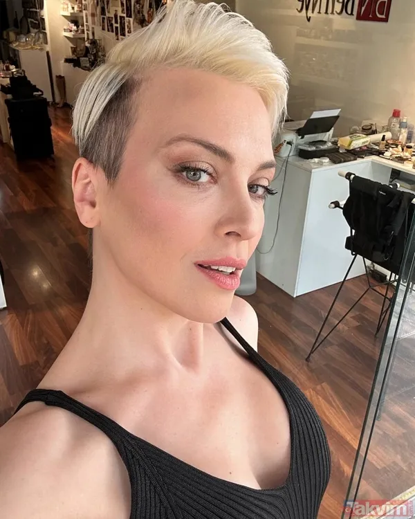 Arzu Yanardağ, Fit Ve Neşeli Hali İle Dikkat Çekti. Kilo Verdiği Gözlenen Ünlü İsim, Klinik Çıkışında Basın Mensuplarıyla Ayaküstü Sohbet Etti.