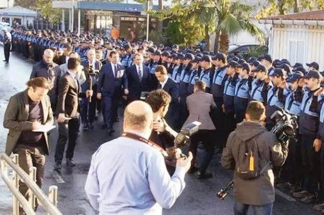 İmamoğlu'nun 'zabıta ordusuna' kendisini selamlatma skandalının görüntüleri ortaya çıktı