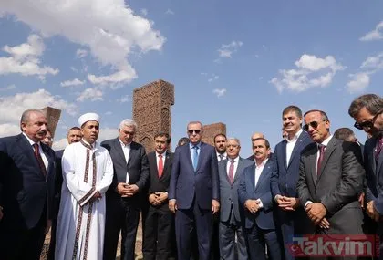 Başkan Erdoğan’dan ecdada vefa! Malazgirt Zaferi’nin yıldönümünde Selçuklu Mezarlığı’nı ziyaret etti