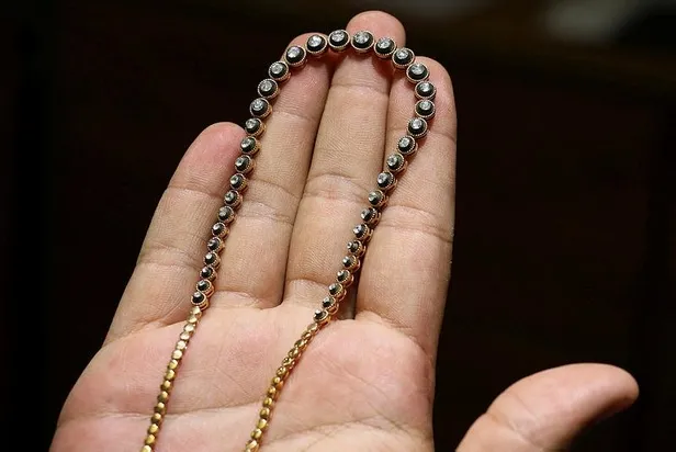 Yerde bulduğu 20 bin TL değerindeki mücevheri alıp kayıplara karıştı-1