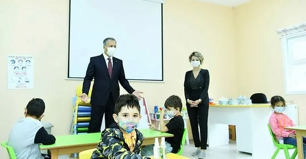 Vali Yerlikaya ilk ders zilini çaldı: Heyecanlarına ortak olmak çok güzeldi