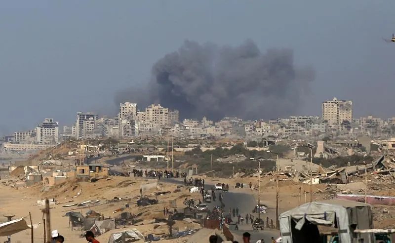 İsrail'in saldırıları sonucu Gazze kentinden yükselen dumanlar, Deyr Belah'tan görüntülendi. (AA)
