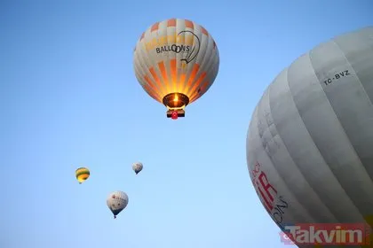 Kapadokya’da gökyüzünde 23 Nisan coşkusu: Balonlar Türk Bayrakları ve Atatürk posterleriyle havalandı