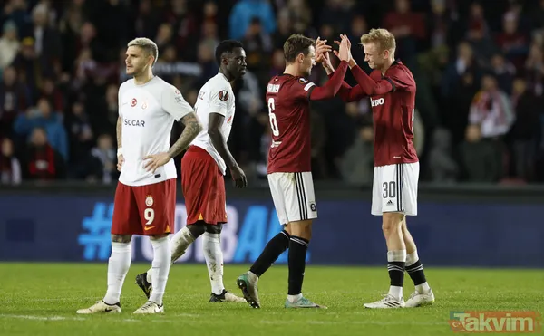 Galatasaray - Sparta Prag maçı bitti saha karıştı! Kırmızı kart gören Okan Buruk'tan flaş açıklama: "Soyunma odasına geldi" - 4