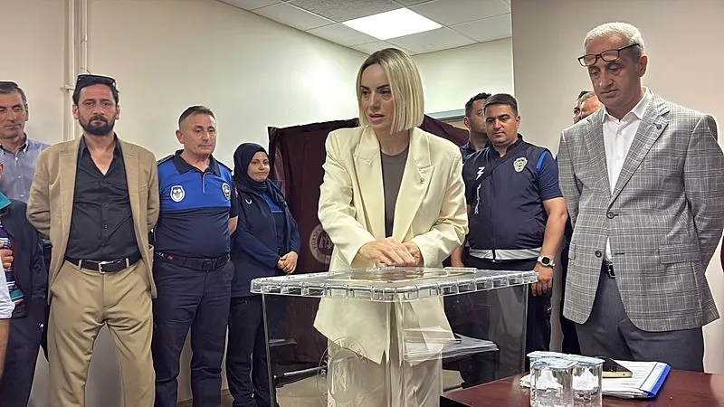 akcakoca-belediyesinde-ak-parti-donemi-fikret-albayrakin-yerine-alev-unal-secildi-1780321522164.jpeg AKÇAKOCA BELEDİYESİ BAŞKAN VEKİLİ ALEV ÜNAL OLDU.