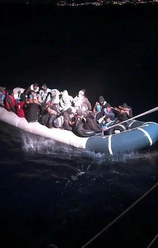 SON DAKİKA: Sahil güvenlik ihbar sonrası harekete geçti! Muğla'da 53 kaçak göçmen kurtarıldı