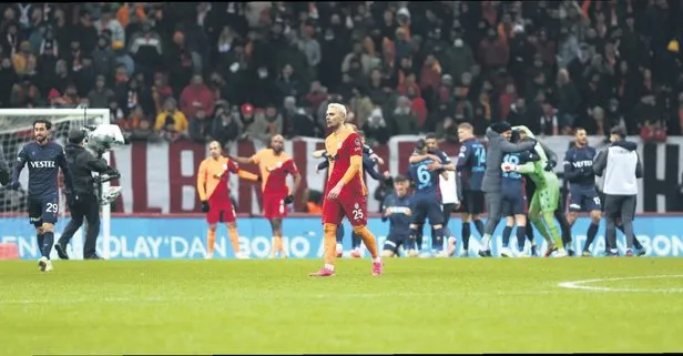 Trabzonspor’a yenilen Galatasaray ligin dibine demir attı! Taraftardan istifa sesleri