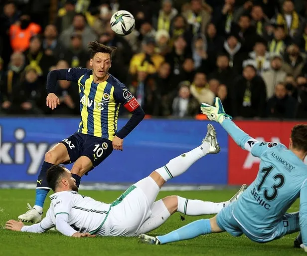 Fenerbahçe'de bir türlü istenilen katkıyı veremeyen Mesut Özil gözden düştü-4
