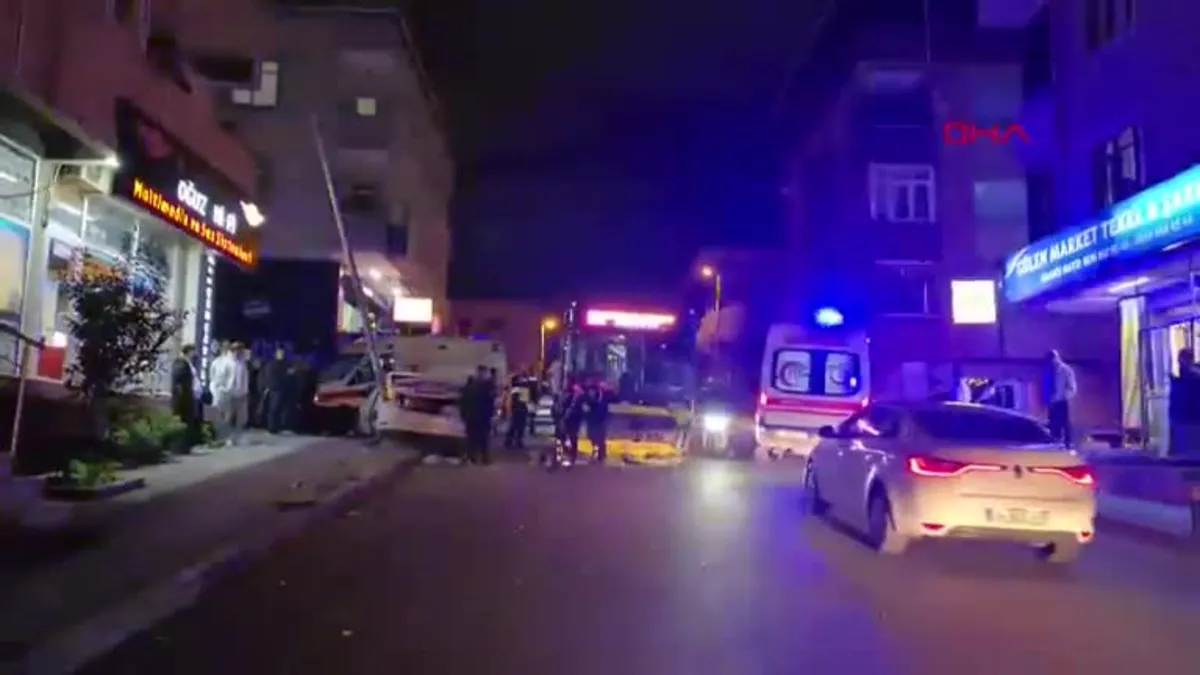 İETT otobüsü ile otomobil çarpıştı