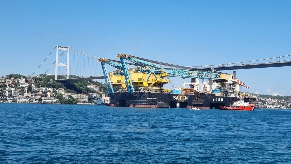 Dünyanın en büyük üçüncü yarı batık gemisi Saipem 7000 İstanbul Boğazı'ndan geçti