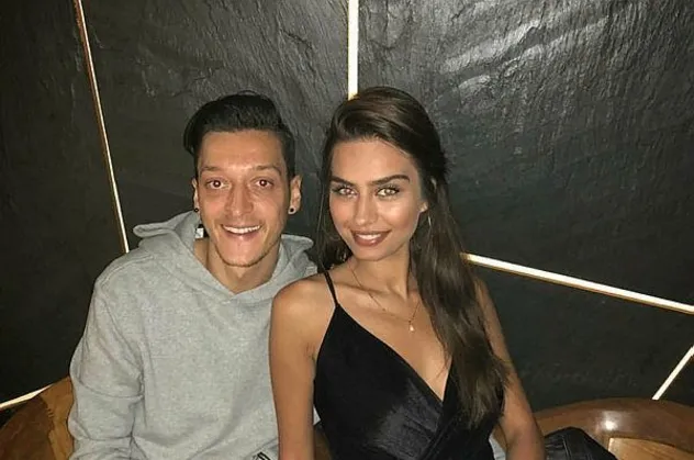 Mesut Özil ve Amine Gülşe'den anlamlı hareket