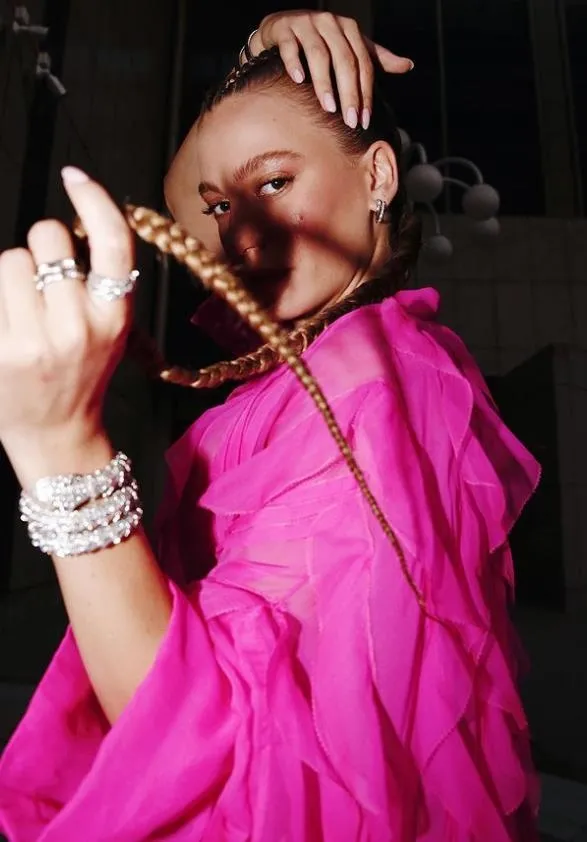 odul-toreninde-serenay-sarikaya-ve-hande-ercel-siklik-yarisina-girdi-gulsen-ise-tuhaf-makyajiyla-sosyal-medyad-1654023342812.jpeg Ödül töreninde Serenay Sarıkaya ve Hande Erçel adeta şıklık yarışına girdi! Geceye ise 5.5 milyonluk takılar damga vurdu-6