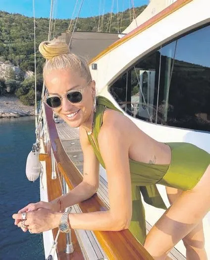 gosteris-saati-1598652726222.jpeg Burcu Esmersoy'un 3 saatinin toplamı bir daire parası!-3