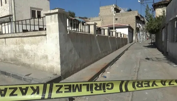 Son dakika: Gaziantep'te kan donduran olay! Eşini öldürüp 3 çocuğu ve komşusunu yaraladı! Ardından intihar etti-2