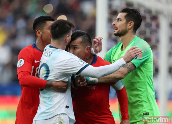 Messi ve Medel fena kapıştı! Kırmızı kartlar havada uçuştu - 47