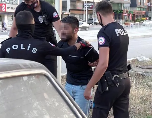 uyusturucuyla-yakalandi-polisin-ayaklarina-kapandi-1622373925766.jpg