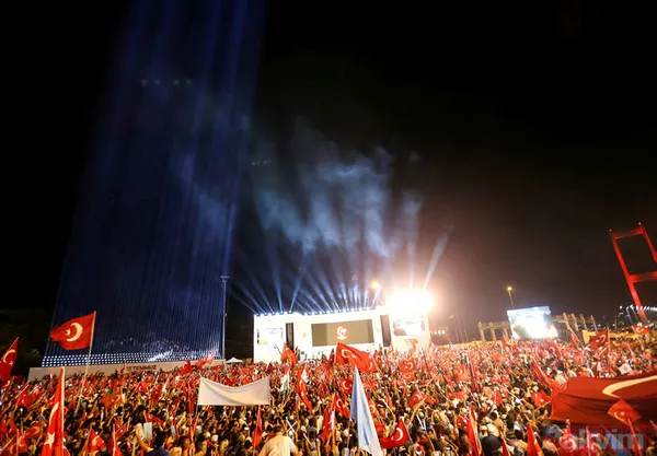 15 Temmuz Şehitler Köprüsü'ne akın akın geldiler - 16