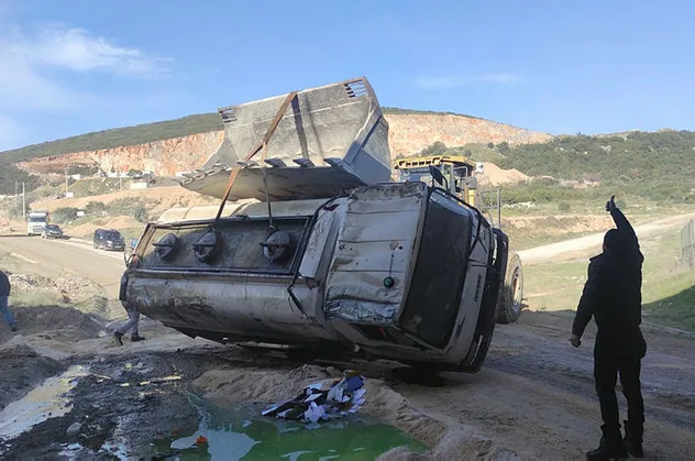 Bursa'da akaryakıt tankeri yan yattı! Binlerce litre motorin yola döküldü