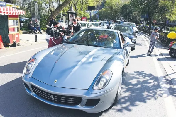 Kuruluş Osman’ın Osman Bey’i Burak Özçivit ve Fahriye Evcen Bebek’te görüntülendi! Aracının plakası dikkat çekti