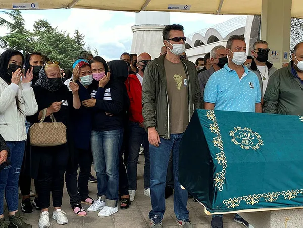 yesim-salkimin-en-aci-gunu-gozyaslari-icinde-babasini-son-yolculuguna-ugurladi-1630939288559.jpg Yeşim Salkım’ın en acı günü! Gözyaşları içinde babasını son yolculuğuna uğurladı-3