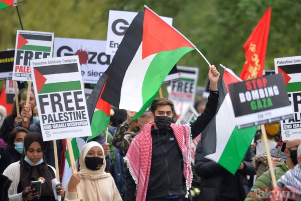 SON DAKİKA: Filistinlilerin katledilmesi protesto ediliyor! Binler Londra'da İsrail Büyükelçiliği'ne yürüyor - 26