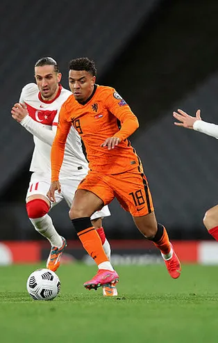 Galatasaray'a PSV maçı öncesi iyi haber! Malen takımdan ayrılıyor