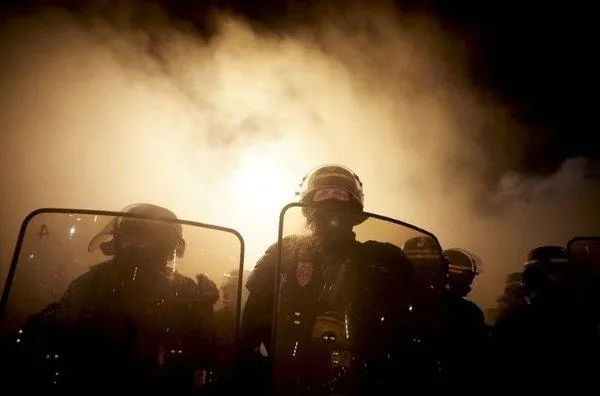 fransada-polis-siddeti-nedeniyle-sokaklar-yangin-yeri-protestocular-macronun-istifasini-istiyor-1606856769624.jpeg Fransa sokakları yangın yeri: Göstericiler Macron'un bir an önce istifa etmesini istiyor-6