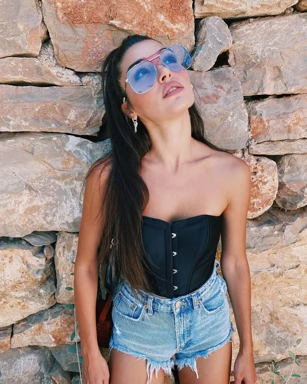 Hande Erçel paraları yok gibi bikinilerine saçıyor bir ailenin geçimi fiyatına! Bikiniye bu kadar verilir mi Hande?-6
