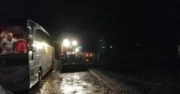 Ulaşıma sel engeli! Yol trafiğe kapatıldı