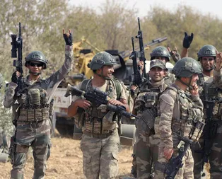 Barış Pınarı Harekâtına katılan Mehmetçikin morali yerinde! Objektiflere böyle poz verdiler