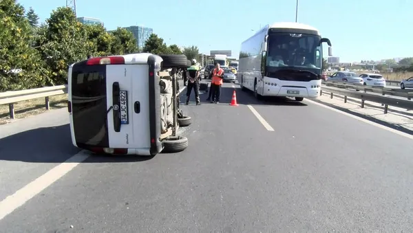 Son dakika: İstanbul Bahçelievler'de feci kaza! Şerit değiştirirken otomobile çarpıp yan yattı: 3 yaralı-2