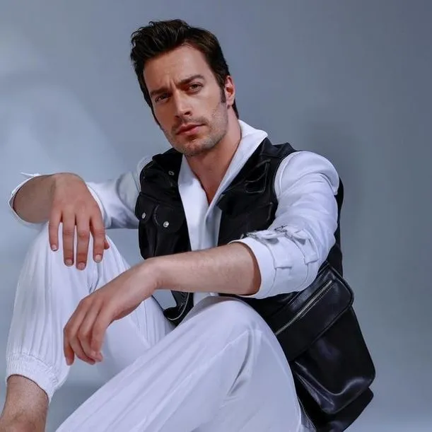 camdaki-kiz-sedat-bakin-gercekte-ne-is-yapiyormus-feyyaz-serifoglu2nun-meslegi-sevenlerini-soke-etti-1667847093963.jpg Feyyaz Şerifoğlu'nun mesleği sevenlerini şoke etti... Camdaki Kız Sedat bakın gerçekte ne iş yapıyormuş!-2