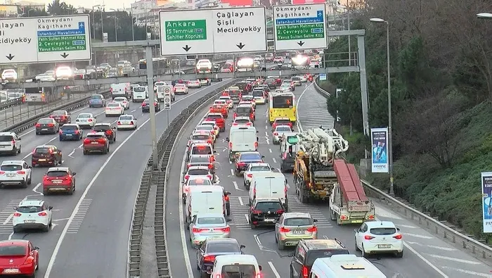 istanbulda-yine-ayni-cile-yeni-yilin-ilk-mesai-gununde-trafik-yogunlugu-1704177402356.jpeg