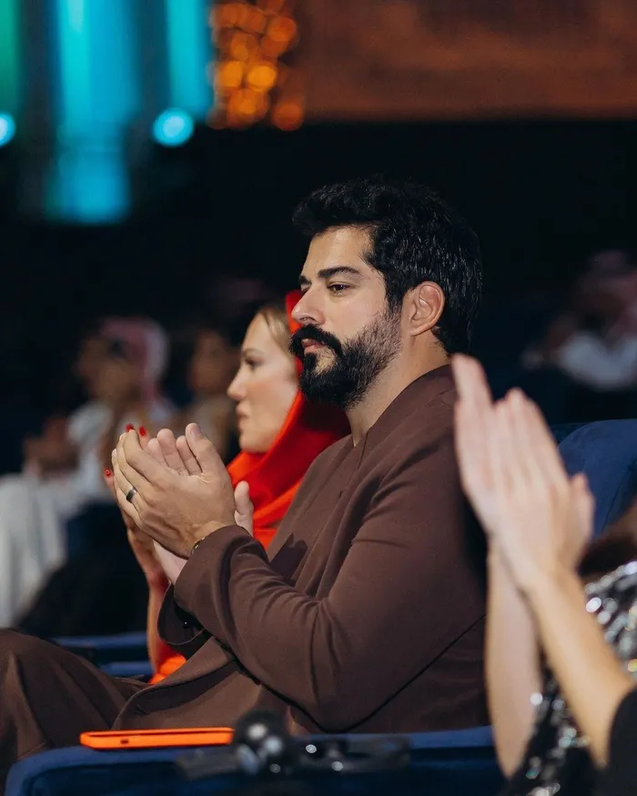 hollywood-starlarina-tas-cikardi-burak-ozcivit-suudi-arabistan-donusu-aciklamalarda-bulundu-bizim-dizilerimiz-1701556000216.jpeg