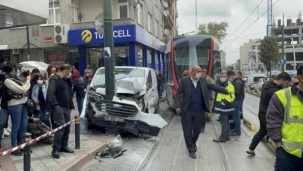 Zeytinburnu'nda tramvay kazası! Panelvanla çarpıştı-4