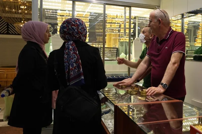 altin-rekor-kiriyor-sahtecilerin-agina-dusmeyin-ses-kontrol-uyarisi-gercek-altin-nasil-anlasilir-1713339811334.jpeg Altın rekor kırıyor! Sahtecilerin ağına düşmeyin: Ses kontrol uyarısı... Gerçek altın nasıl anlaşılır?-3