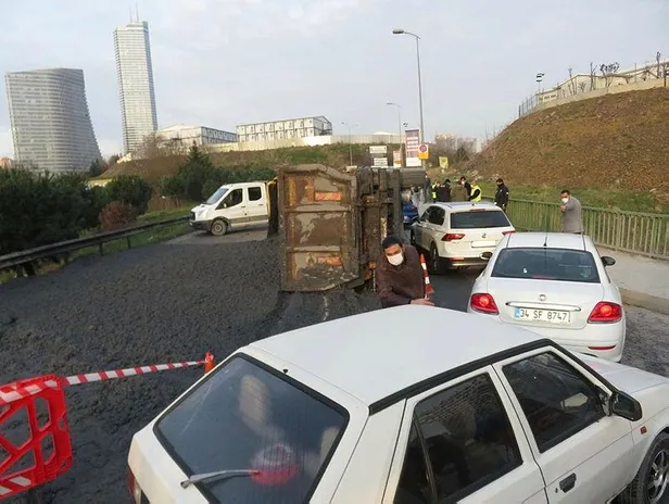 Son dakika: Ümraniye'de harç yüklü kamyon devrildi trafik durma noktasına geldi-2